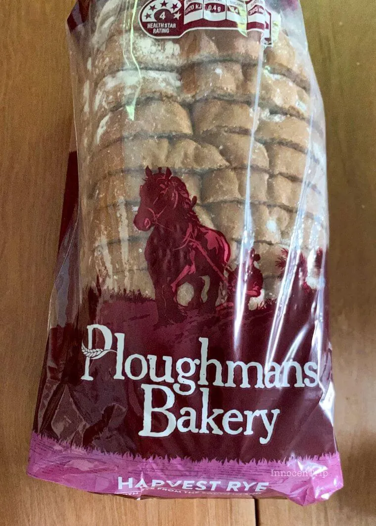 ふんわり焼き上げたライ麦パンと素朴なクラフト袋