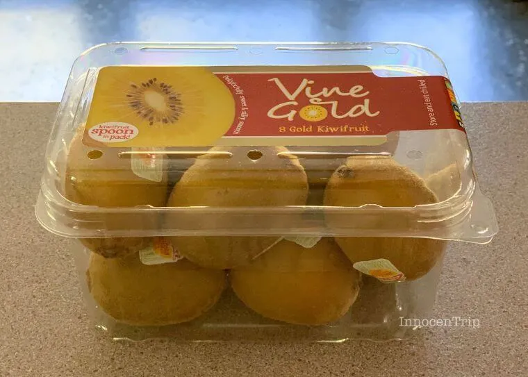 ニュージーランドのスーパーで山積みになったゴールデンキウイフルーツ