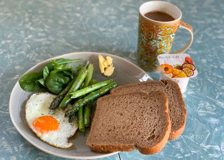 ニュージーランド滞在中の朝食プレートとヨーグルトやパン