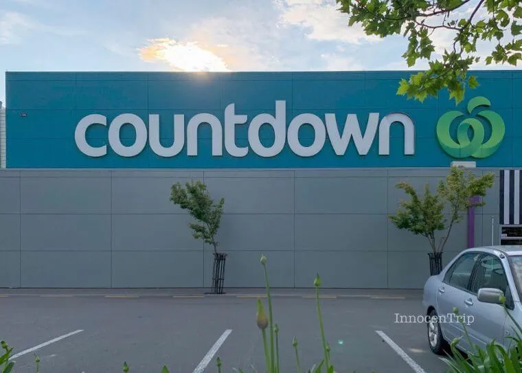 ニュージーランドのスーパー カウントダウン外観と緑の看板