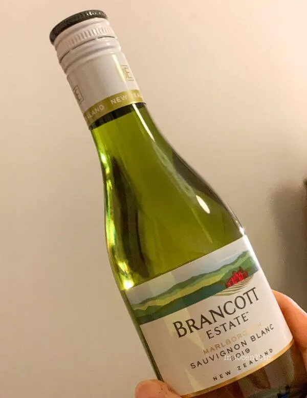 スーパーで選べるニュージーランド産白ワインのボトル棚