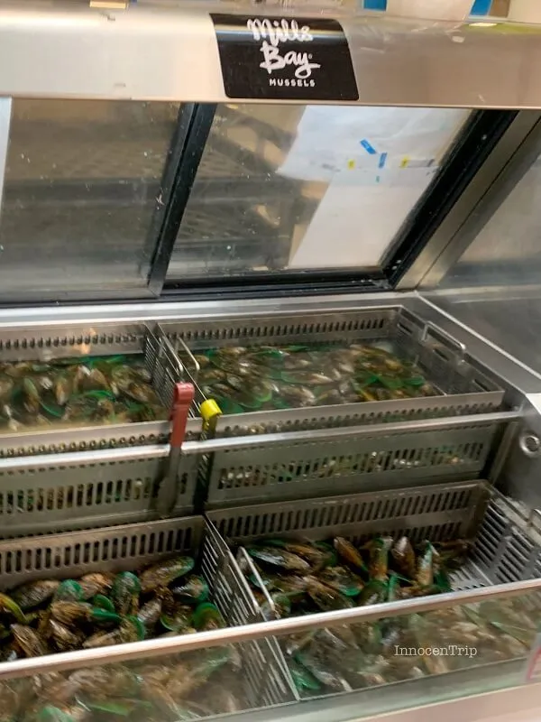 ニュージーランド産グリーンマッスルが並ぶシーフード売り場の冷ケース