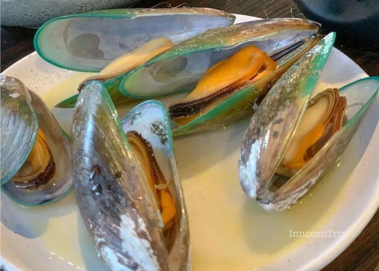 白ワイン蒸しに調理したグリーンマッスルと殻付きムール貝のディッシュ