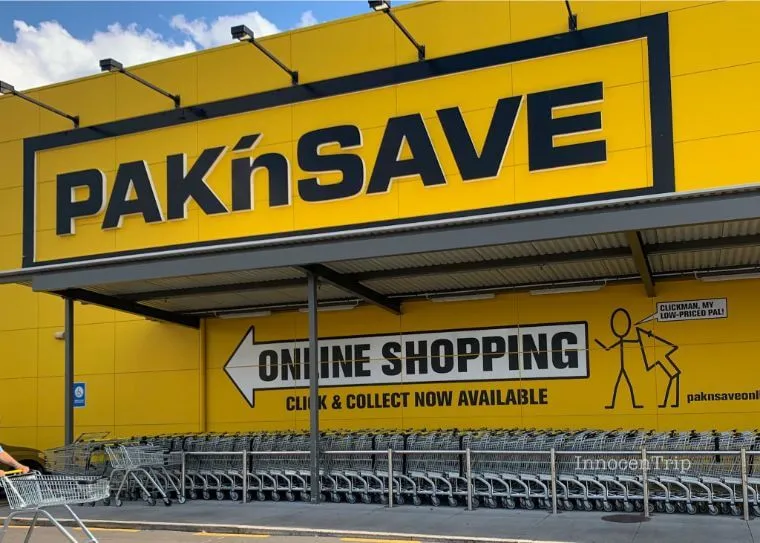 黄色い看板が目印のパックンセーブ店内と生鮮食品コーナー