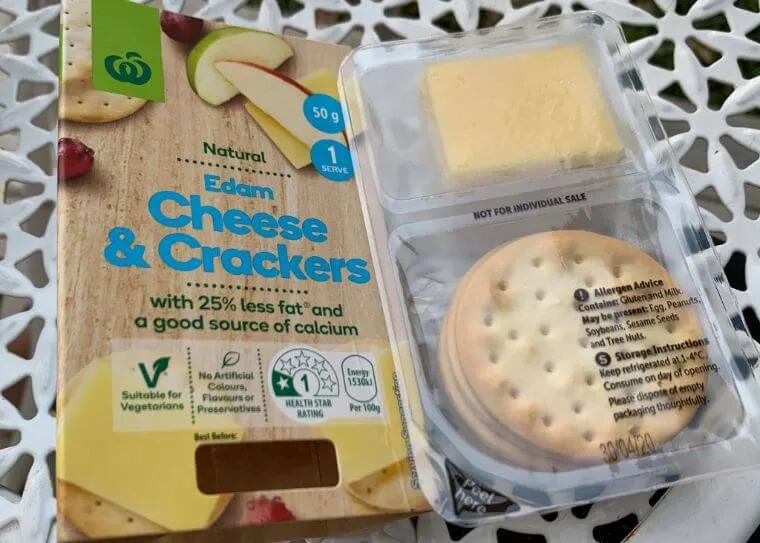 クラッカーとチーズがセットになったニュージーランドのおつまみパック