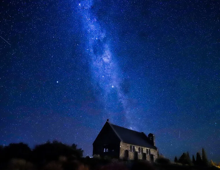 テカポ湖 聖ヨセフ教会と天の川が輝く満天の星空夜景