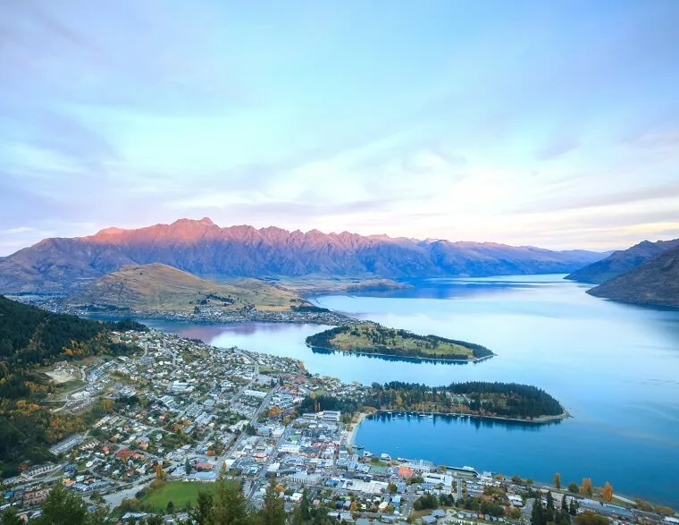 クイーンズタウン中心街とワカティプ湖を山頂から一望するパノラマ景色