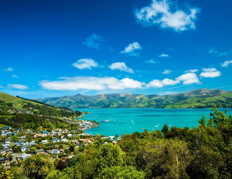 アカロア港 クルーズ船から眺める碧い入り江と火山地形の断崖絶壁