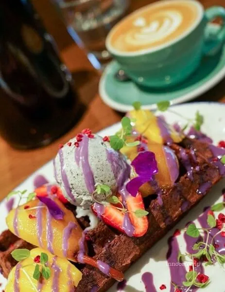 紫芋のワッフルとフラットホワイト