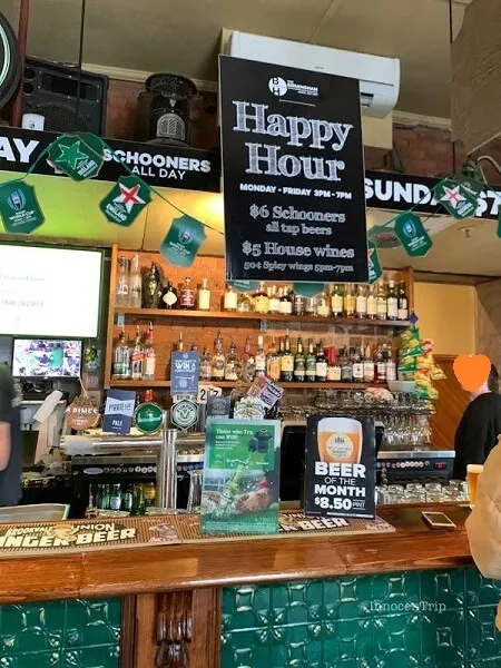 The Birmingham Hotelのバーカウンターでチキンパルマを注文する様子