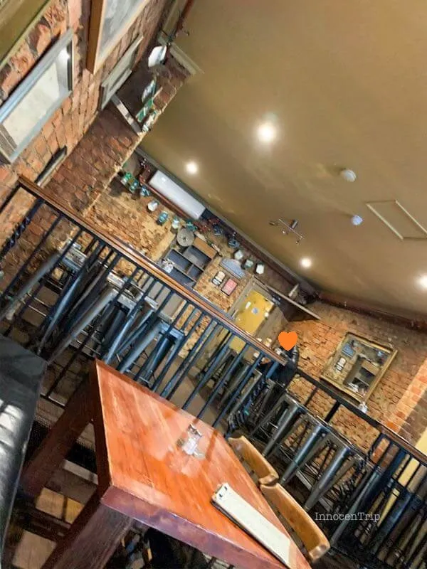 広々とした店内と落ち着いた照明