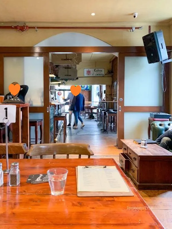 セルフサービスのウォーターとテーブル席が並ぶ客席