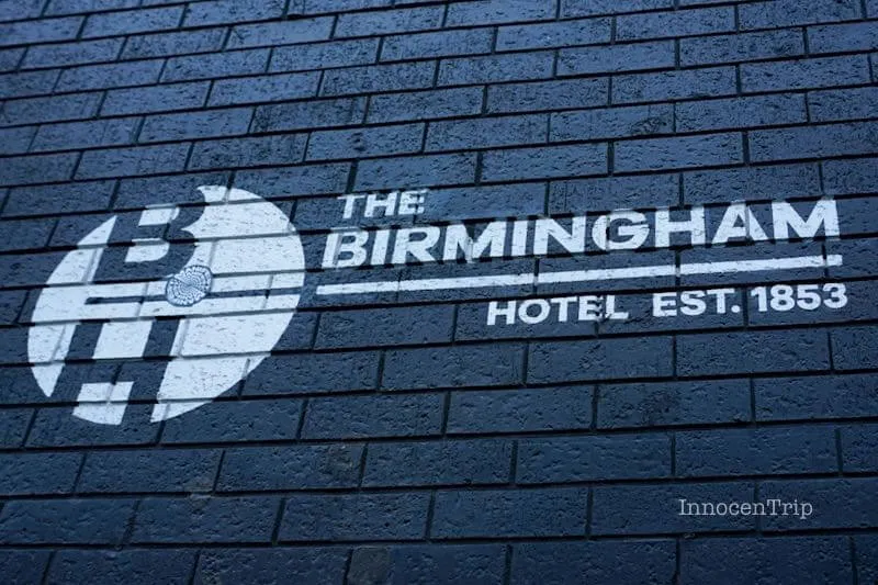 The Birmingham Hotelの外壁に描かれたロゴと歴史を感じるレンガ造り