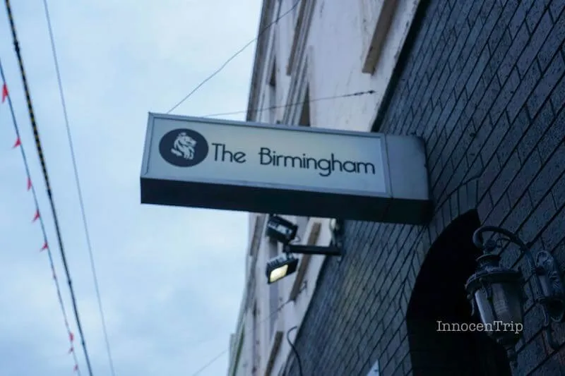 メルボルンのSmith Streetに掲げられたThe Birmingham Hotelの控えめな看板