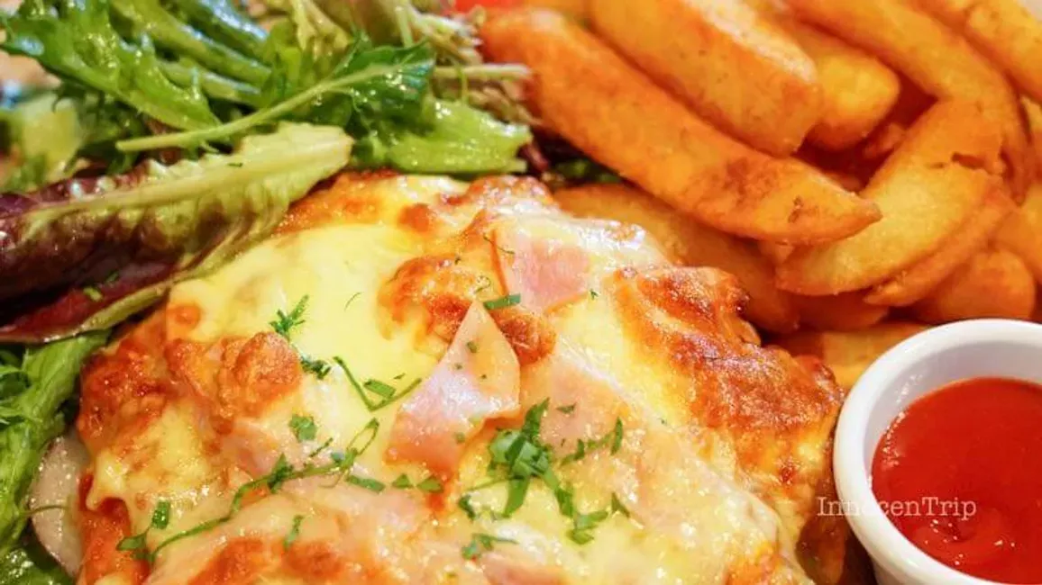 メルボルン名物チキンパルマ体験記：The Birmingham Hotelでの味わい のサムネイル画像