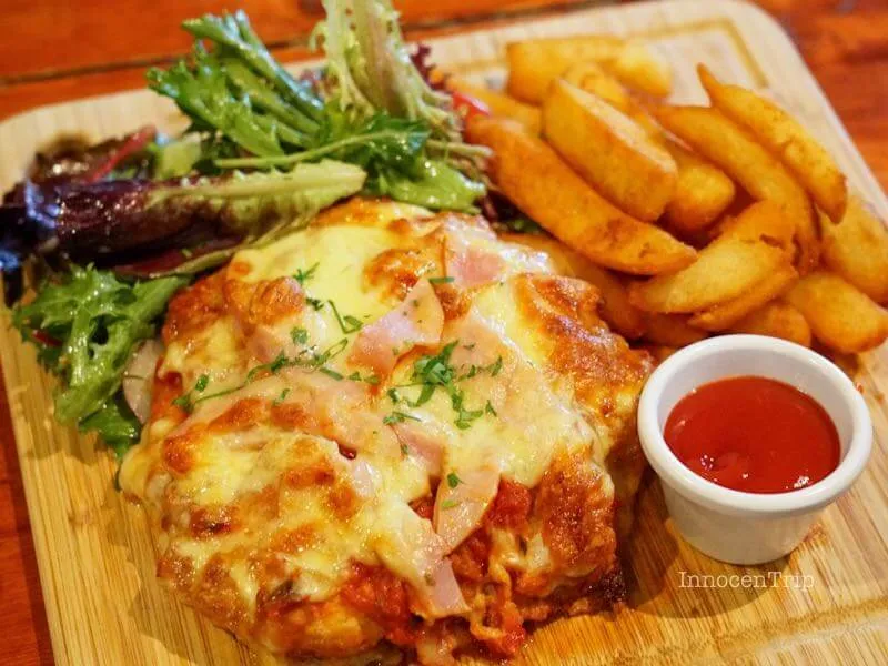 メルボルン名物チキンパルマとサラダフライ付きプレート