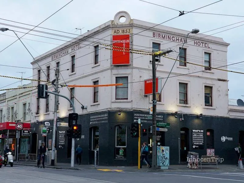 フィッツロイの街角に佇むThe Birmingham Hotel全景と黒い外壁