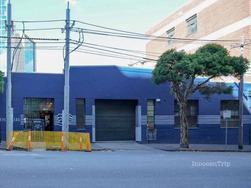 メルボルンSeven Seedsのロースタリーカフェ外観と行列の少ない時間帯