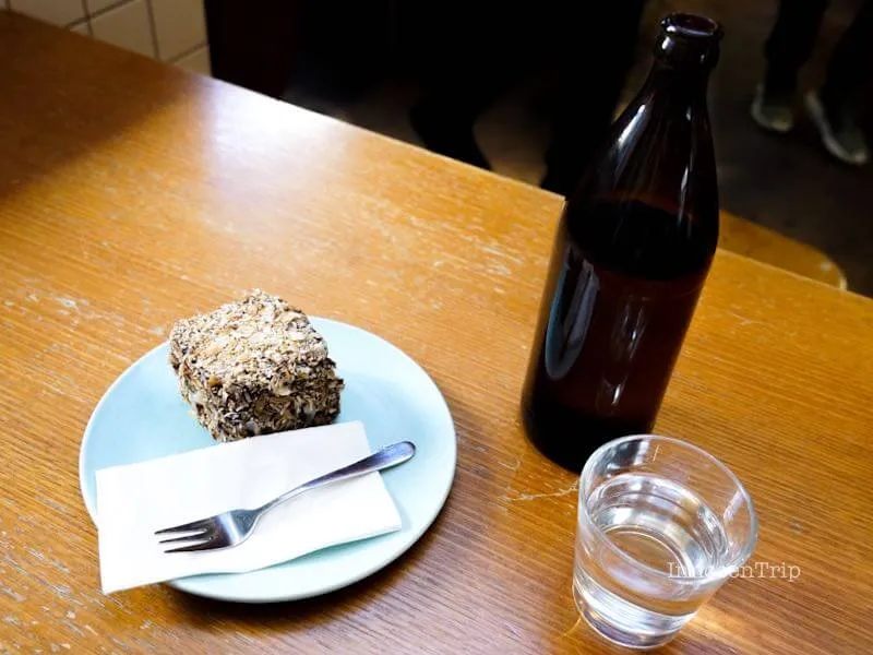 ラミントンとテーブルウォーター