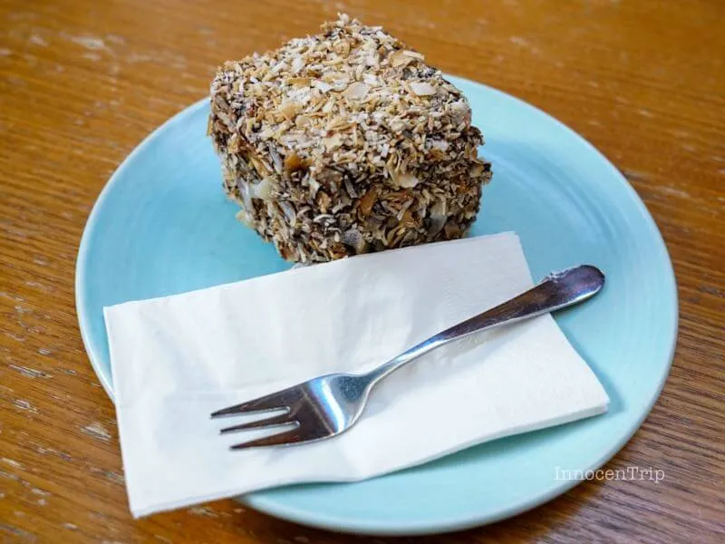 ベリー入りラミントンの断面とスライスアーモンドのトッピング