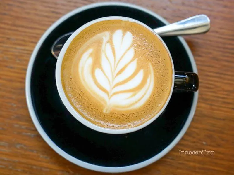 Seven Seedsのフラットホワイトとラテアートの葉模様