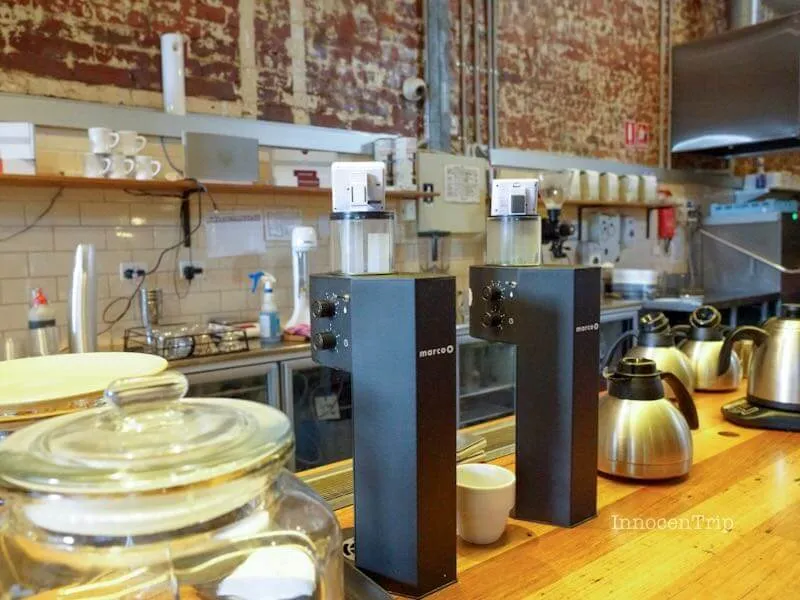 ロースター設備とオープンキッチン風景