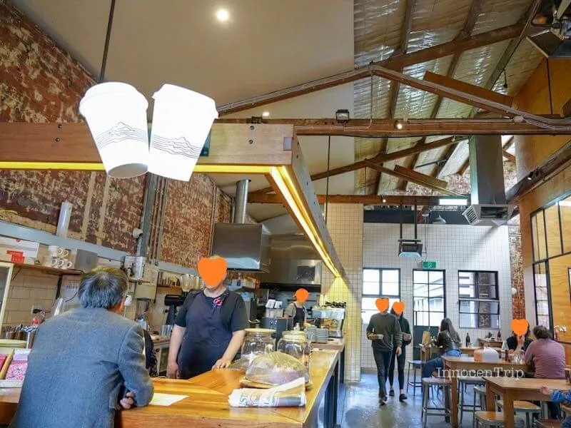 Seven Seedsの注文カウンターとバリスタが働く姿