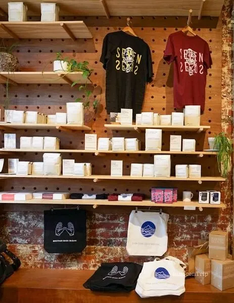 Seven Seedsのコーヒー豆やオリジナルグッズが並ぶ販売棚
