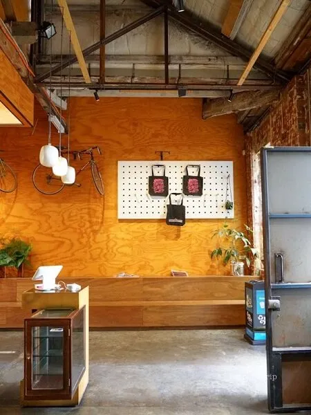 Seven Seeds入口付近に飾られた自転車とバッグのディスプレイ