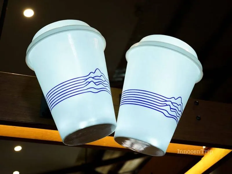 コーヒーカップを象った天井装飾と店内の雰囲気