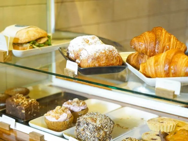ショーケースに並ぶラミントンや焼き菓子