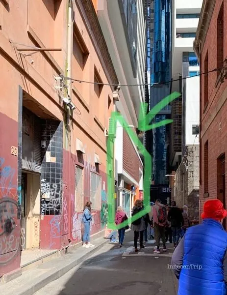 路地裏に続くショートストップへの小道と緑の看板