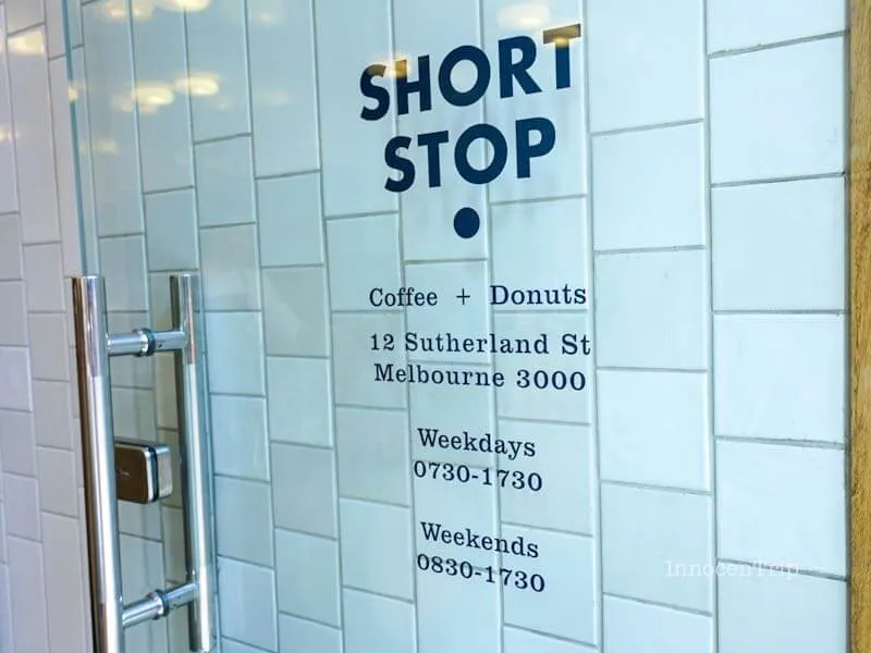 ガラス扉のショートストップ入口と店名ロゴ