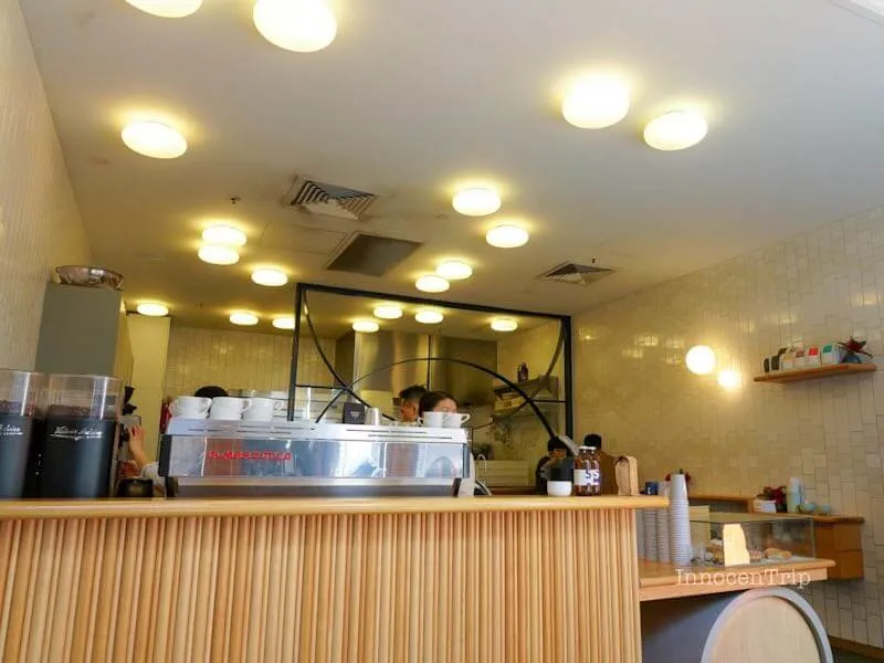 ショートストップ店内のカウンターとドーナツ陳列