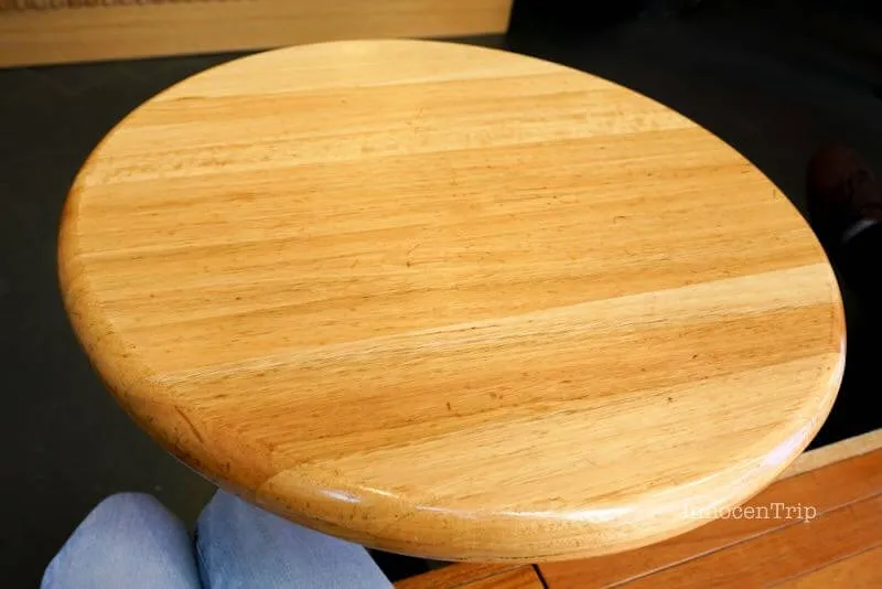 店内の小さなテーブル席と木製チェア