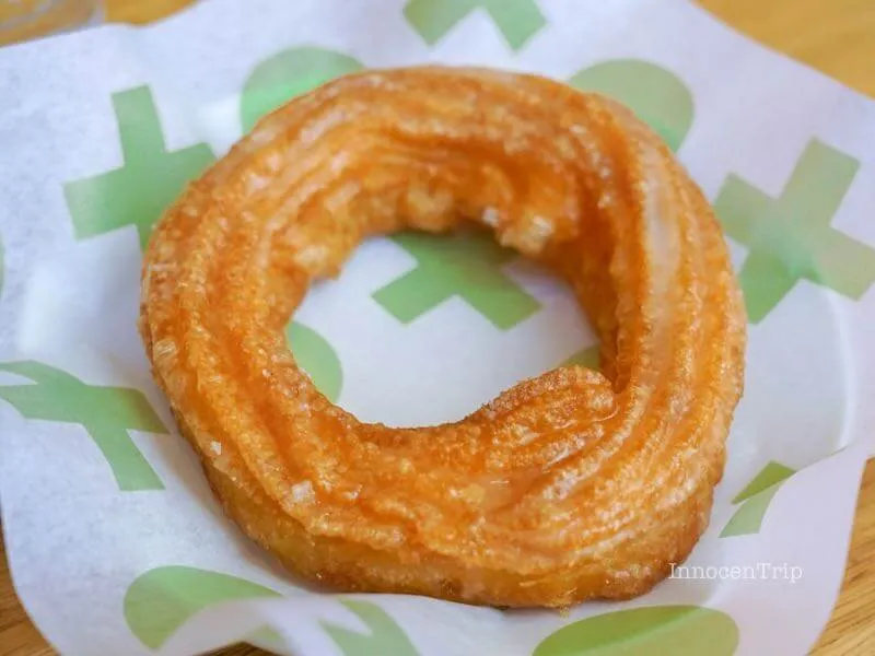 Australian Honey & Sea Salt Crullerのドーナツ