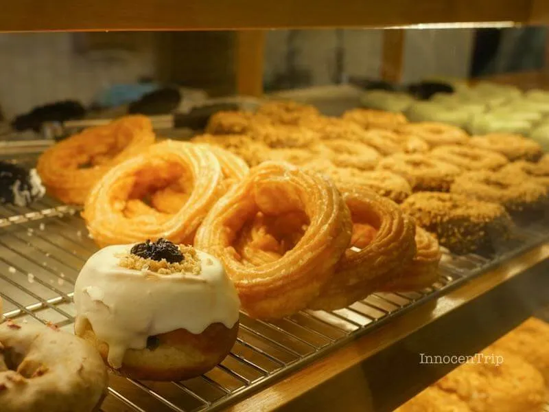 素朴なドーナツが並ぶショーケースと手書きメニュー