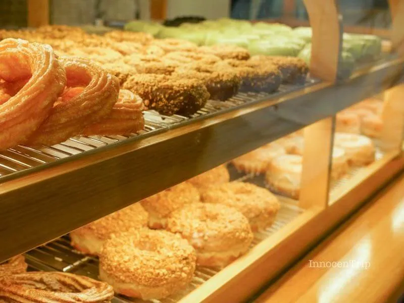 ショーケースに整然と並ぶショートストップのドーナツ