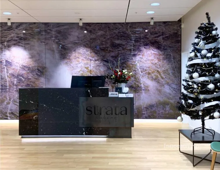 STRATAラウンジの受付