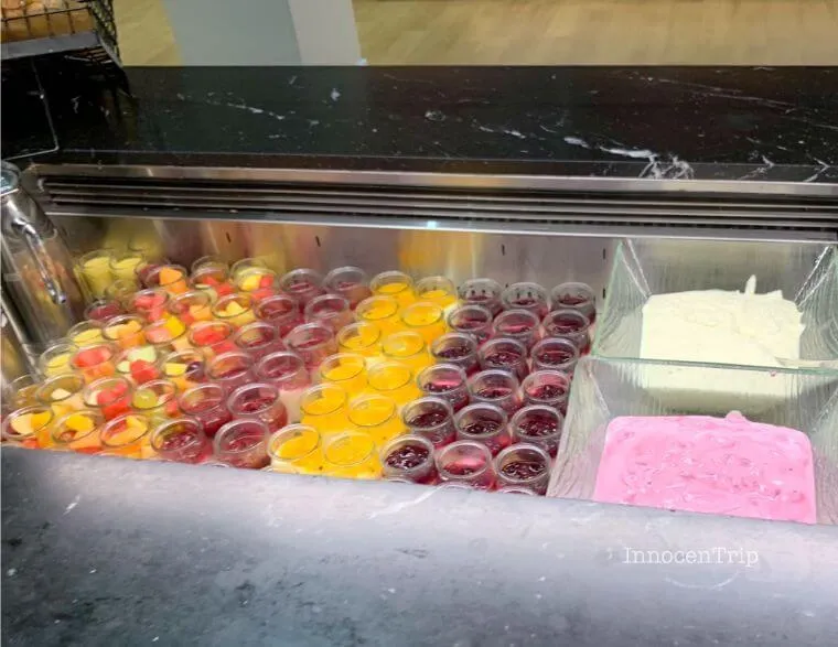 ラウンジの食事 フルーツサラダ