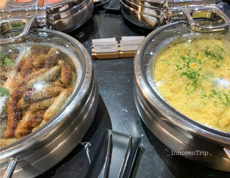 ラウンジの食事 ウインナー・卵