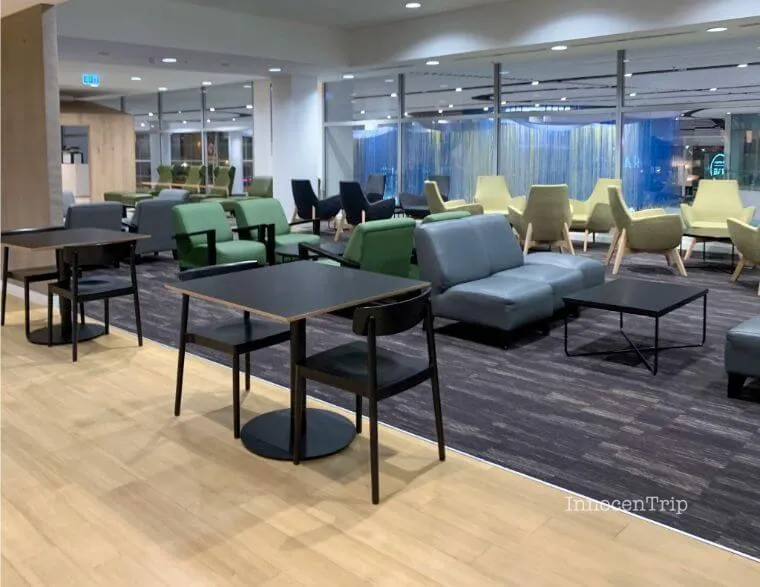 STRATAラウンジ内