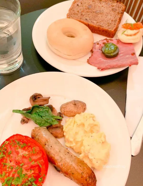 朝食を取り分け ベーグルサンドなど