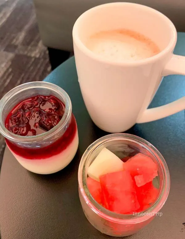 朝食を取り分け コーヒとデザート