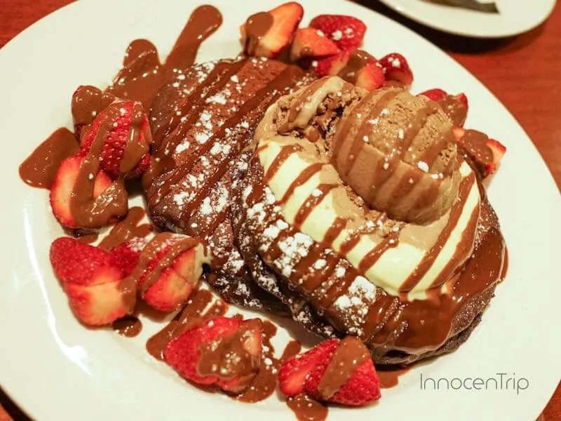 Pancakes on the Rocksの華やかなパンケーキ