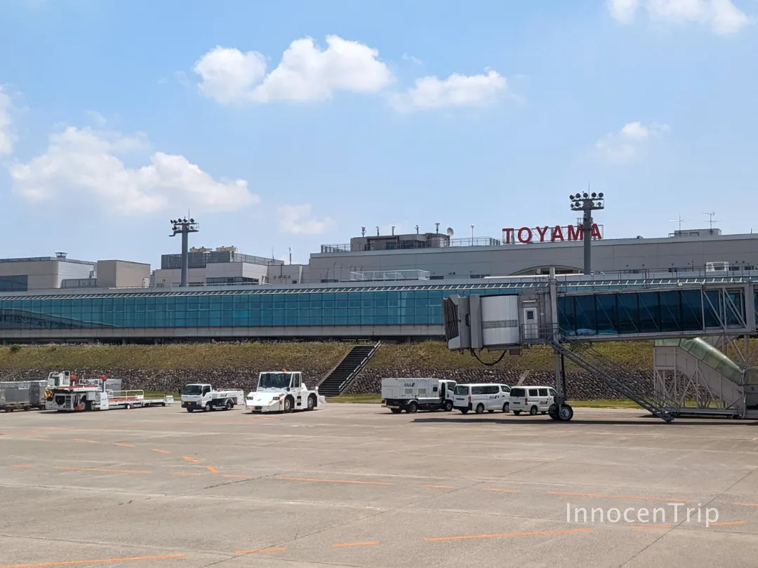 富山きときと空港の到着ロビーと旅の始まりの風景