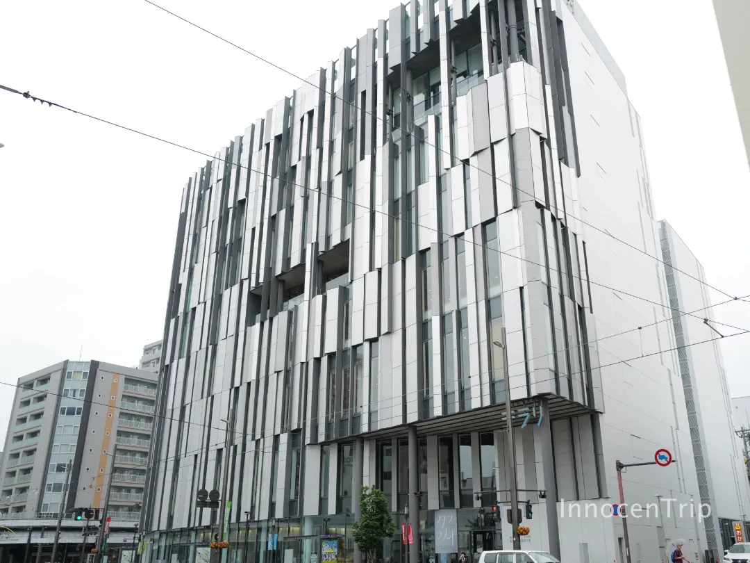 富山市ガラス美術館の吹き抜け空間とガラスアート