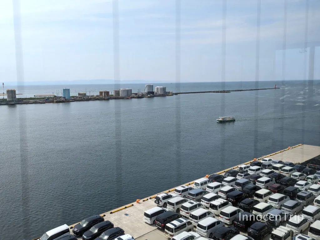 富山港展望台の螺旋階段を上がった先の港ビュー