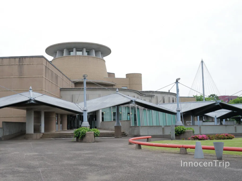 高岡市美術館の外観と藤子・F・不二雄ふるさとギャラリー入口