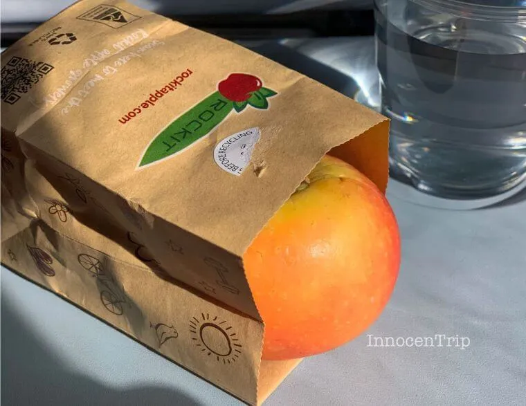 機内食のミニりんご